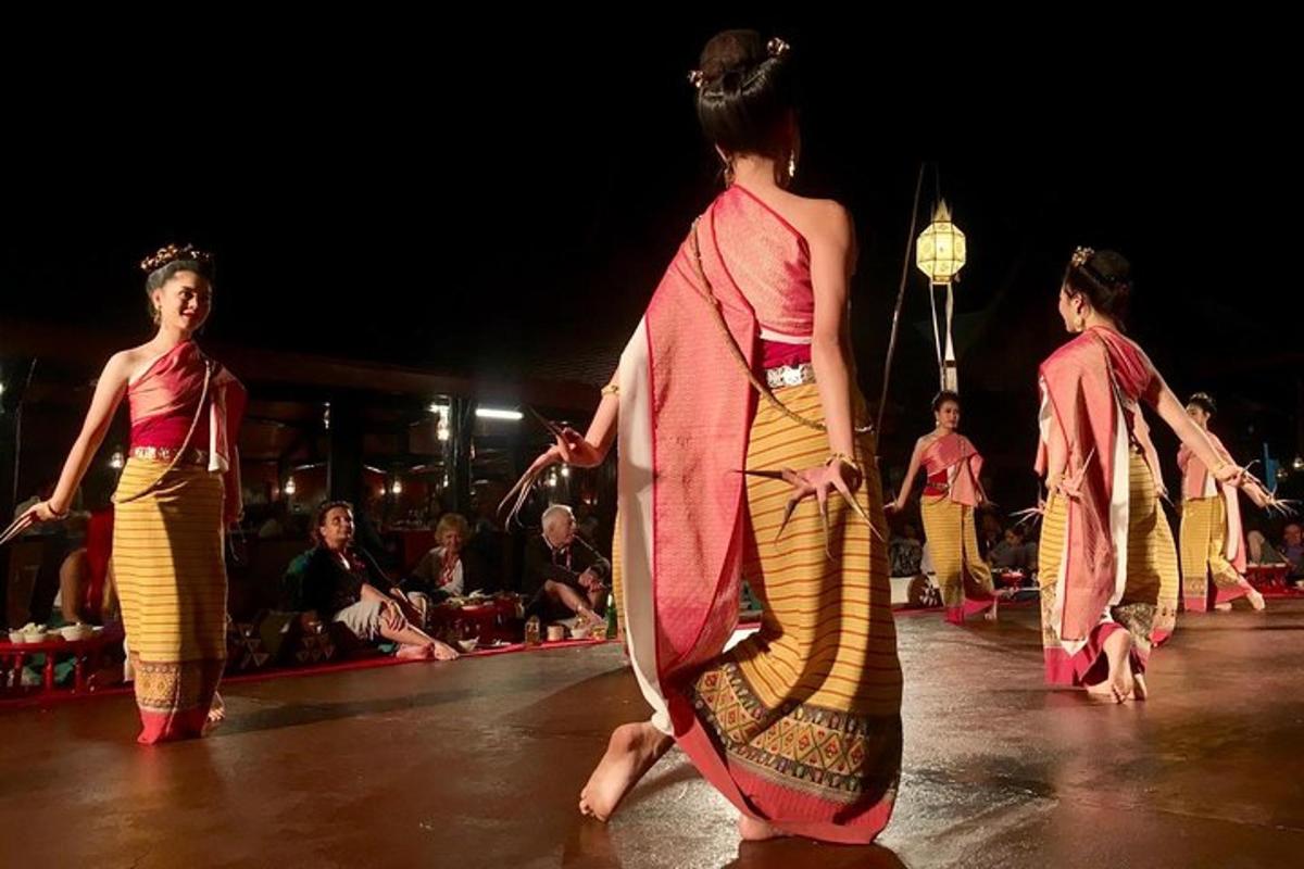 Un grupo de mujeres bailando en un escenario por la noche.