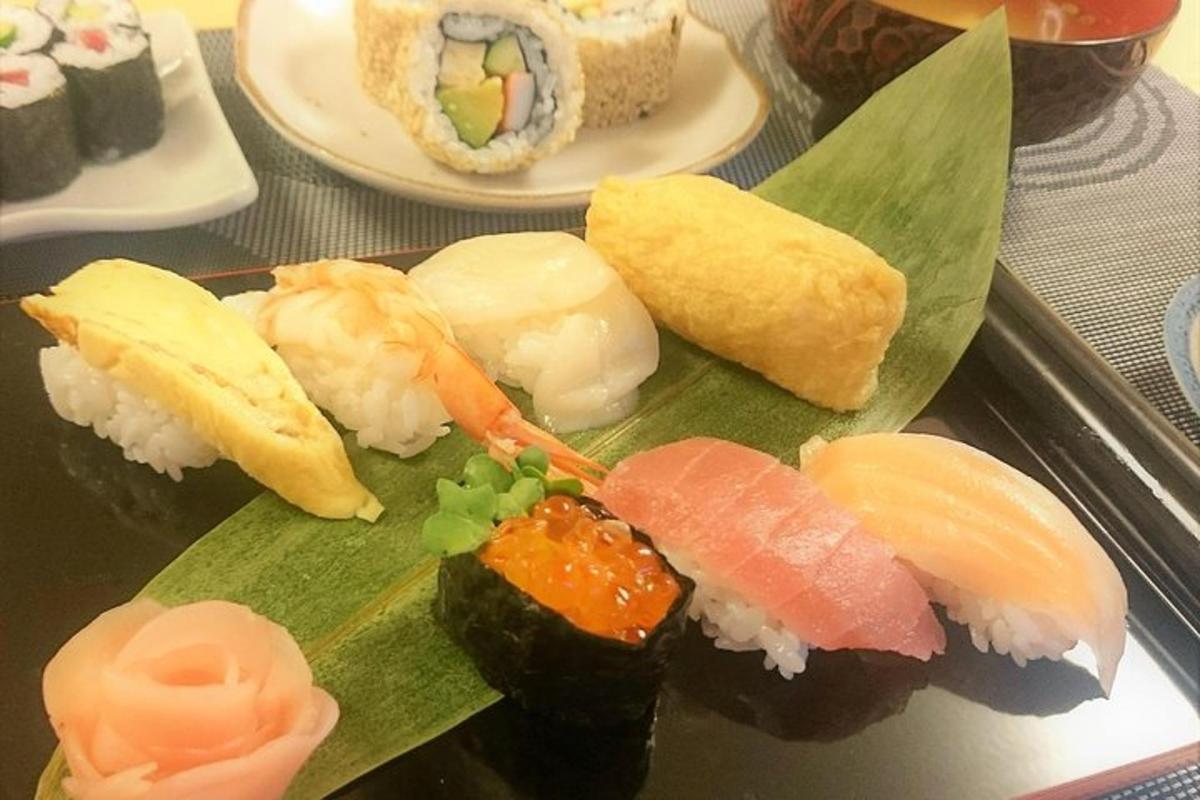 talíř sushi na tácu na stole