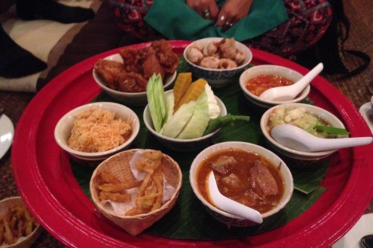 Un plato rojo con diferentes tipos de comida encima.
