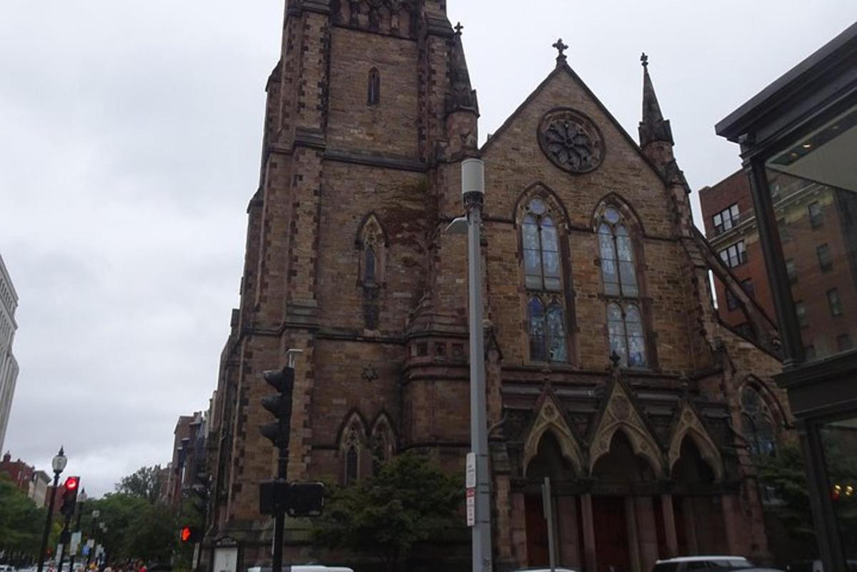 una chiesa con una torre con un orologio