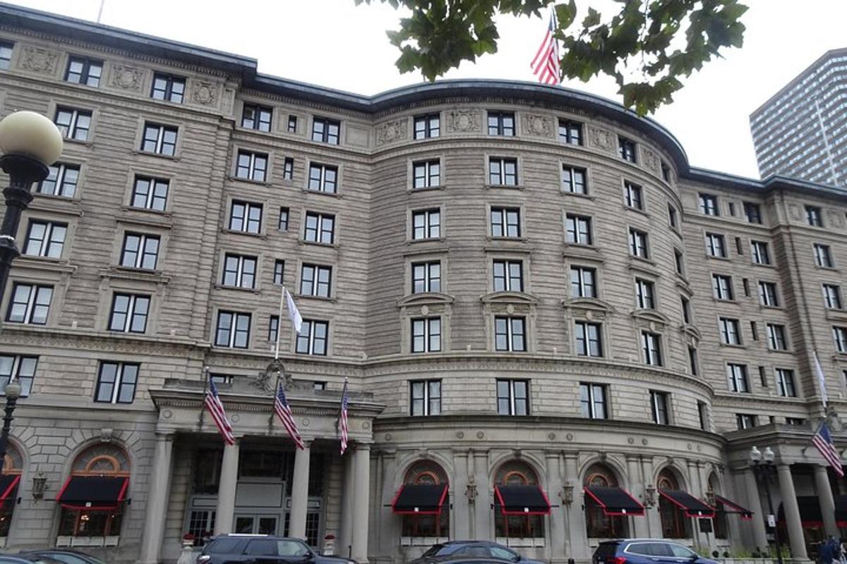 un grande edificio con bandiere americane di fronte