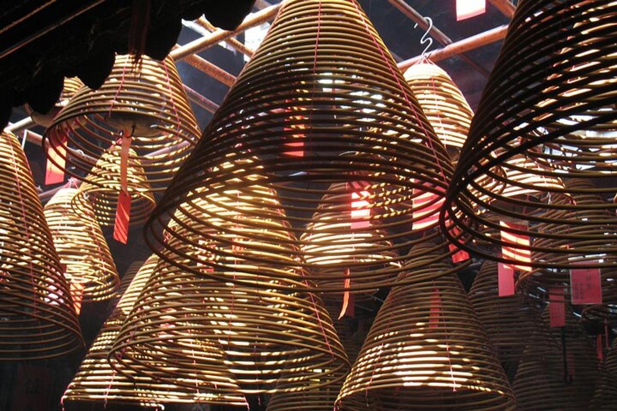 een close-up van een grote houten constructie met lichten