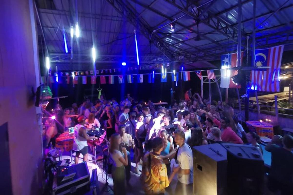 Una gran multitud de personas en una habitación con luces.