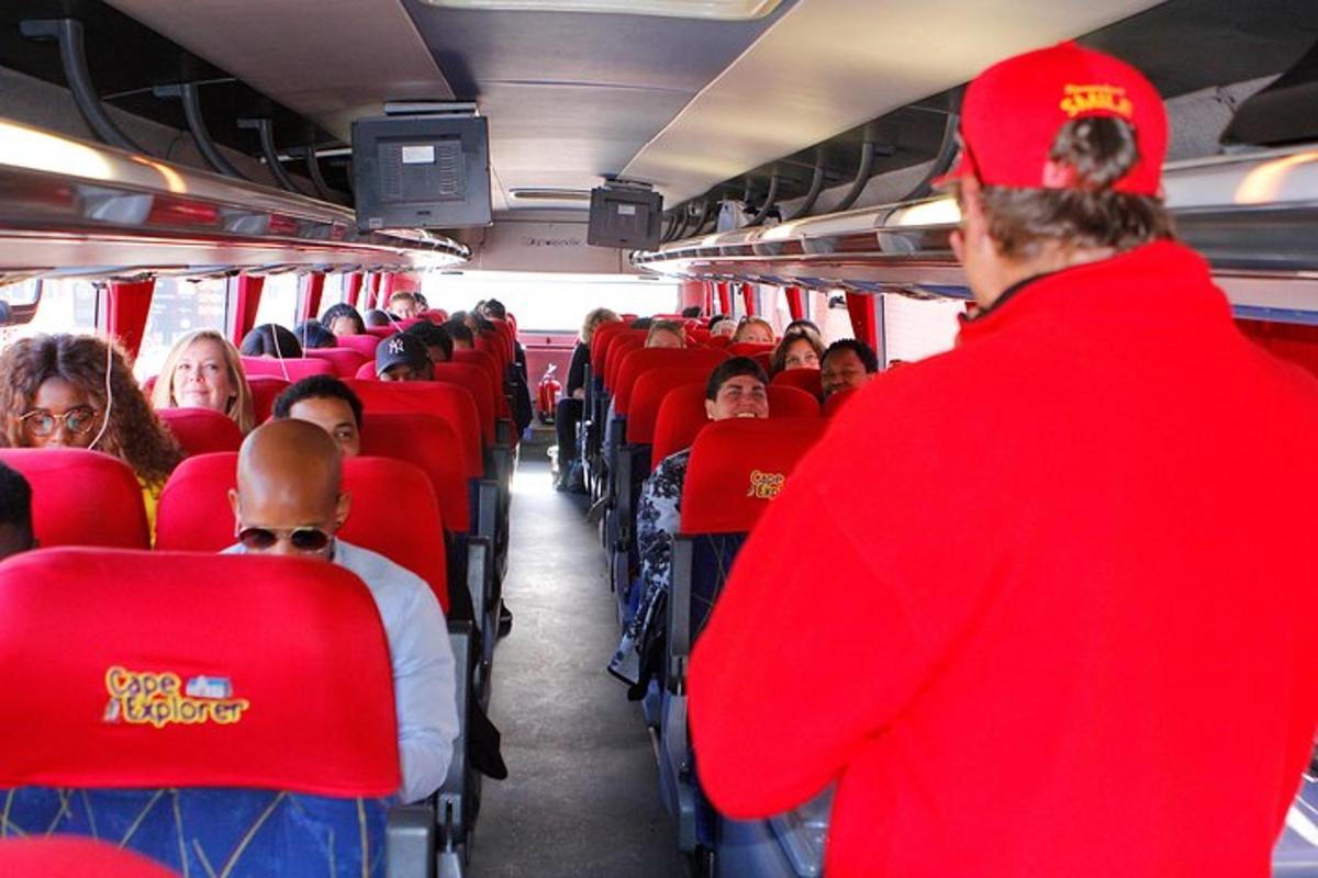 skupina lidí sedících v autobuse