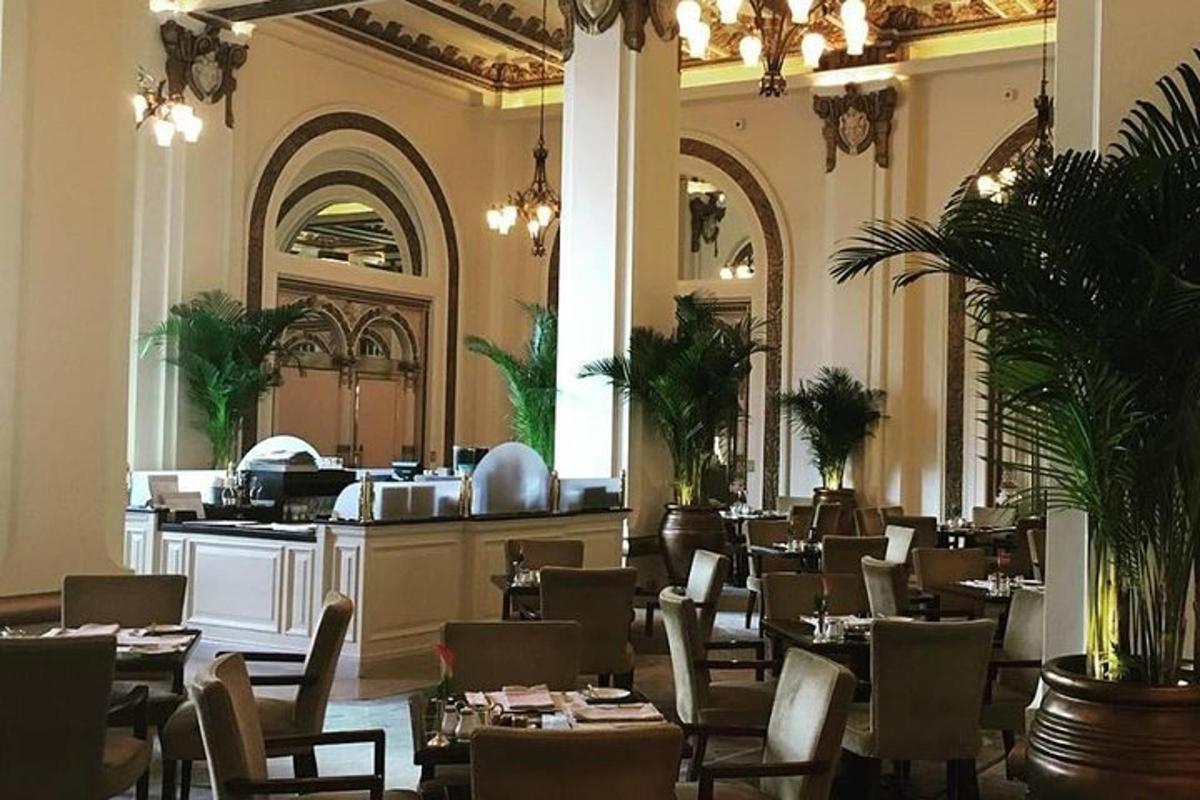 Un restaurante con mesas y sillas en una habitación.