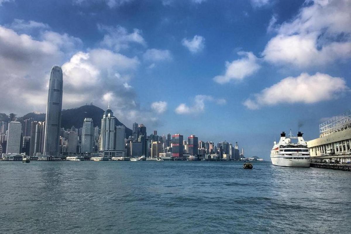 Un crucero está atracado junto a una gran ciudad.