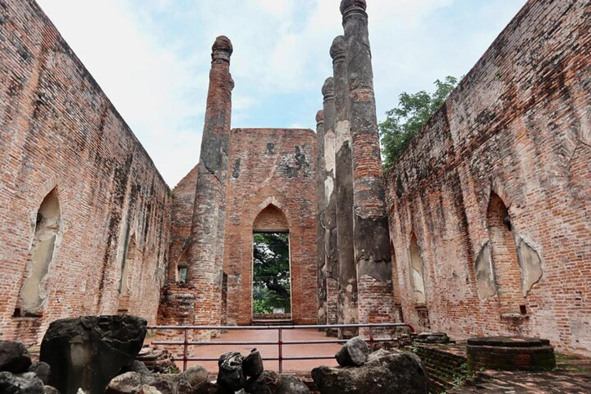 sebuah bangunan bata lama dengan dua menara tinggi
