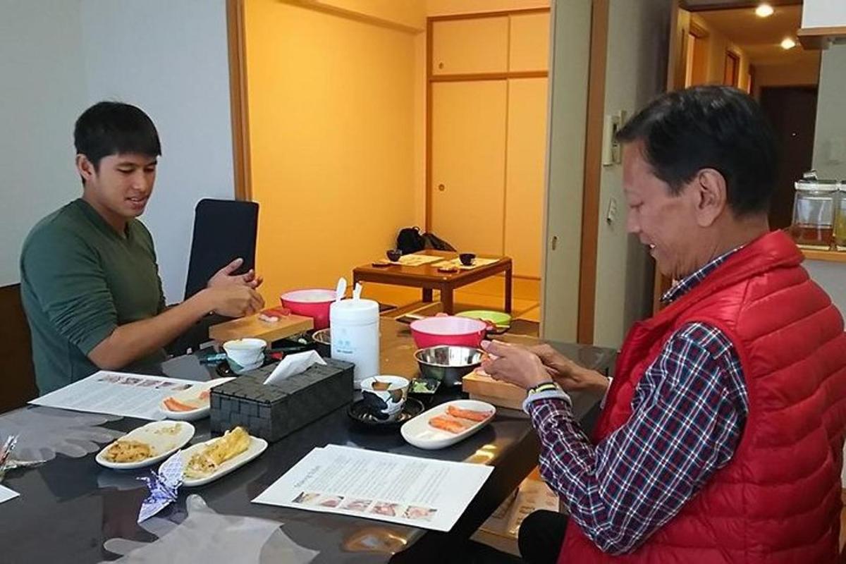 dua pria duduk di meja dengan piring berisi makanan