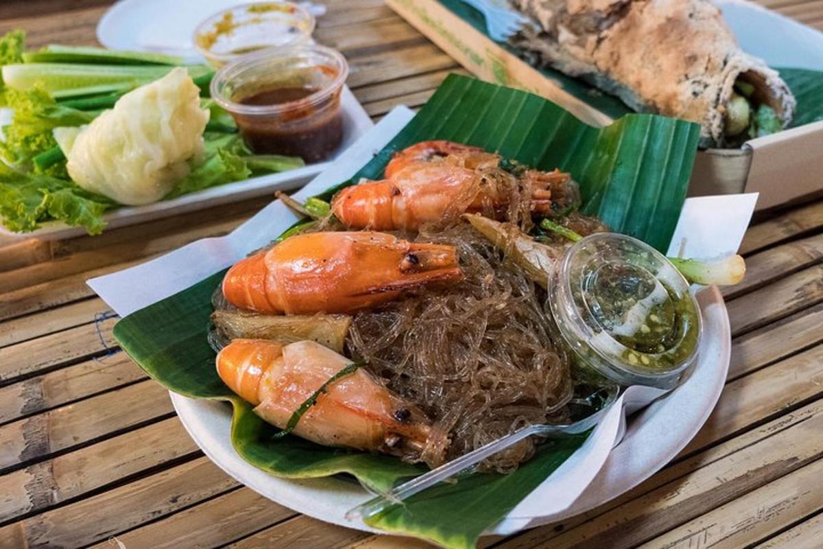 Un plato de comida con langostas en una mesa.