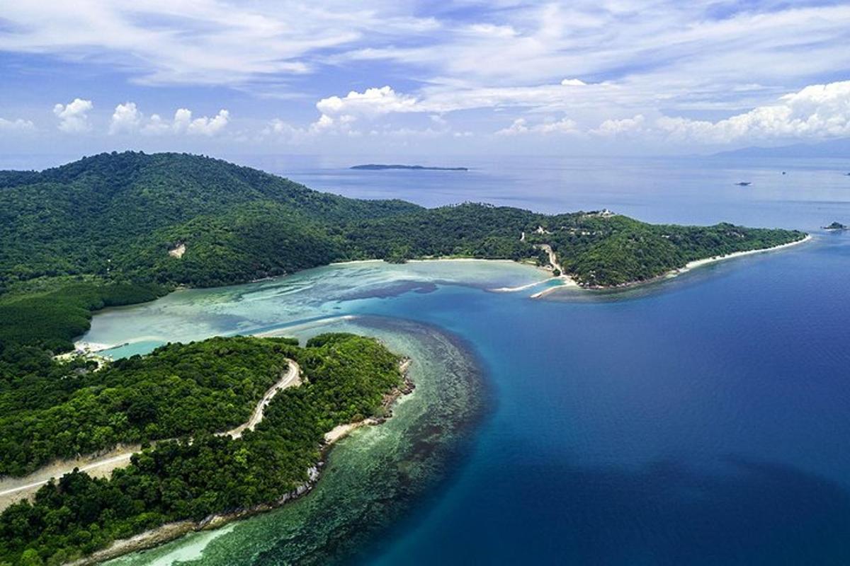 una vista aerea di un gruppo di isole nell'acqua