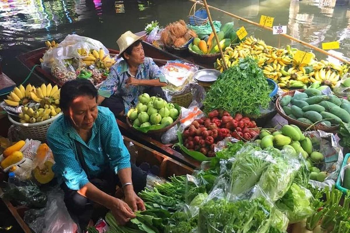 Dos personas en un mercado con frutas y verduras.