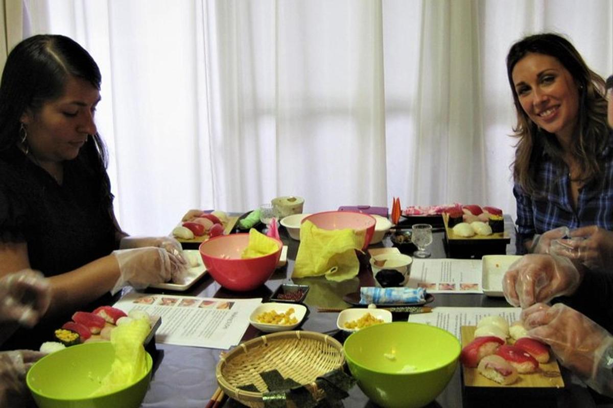 sekelompok orang yang duduk mengelilingi meja dengan makanan