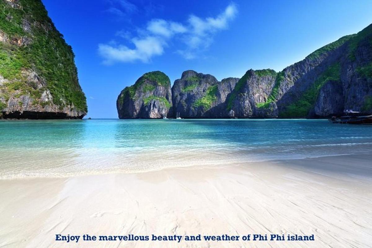una platja a les Filipines amb penya-segats de pedra calcària