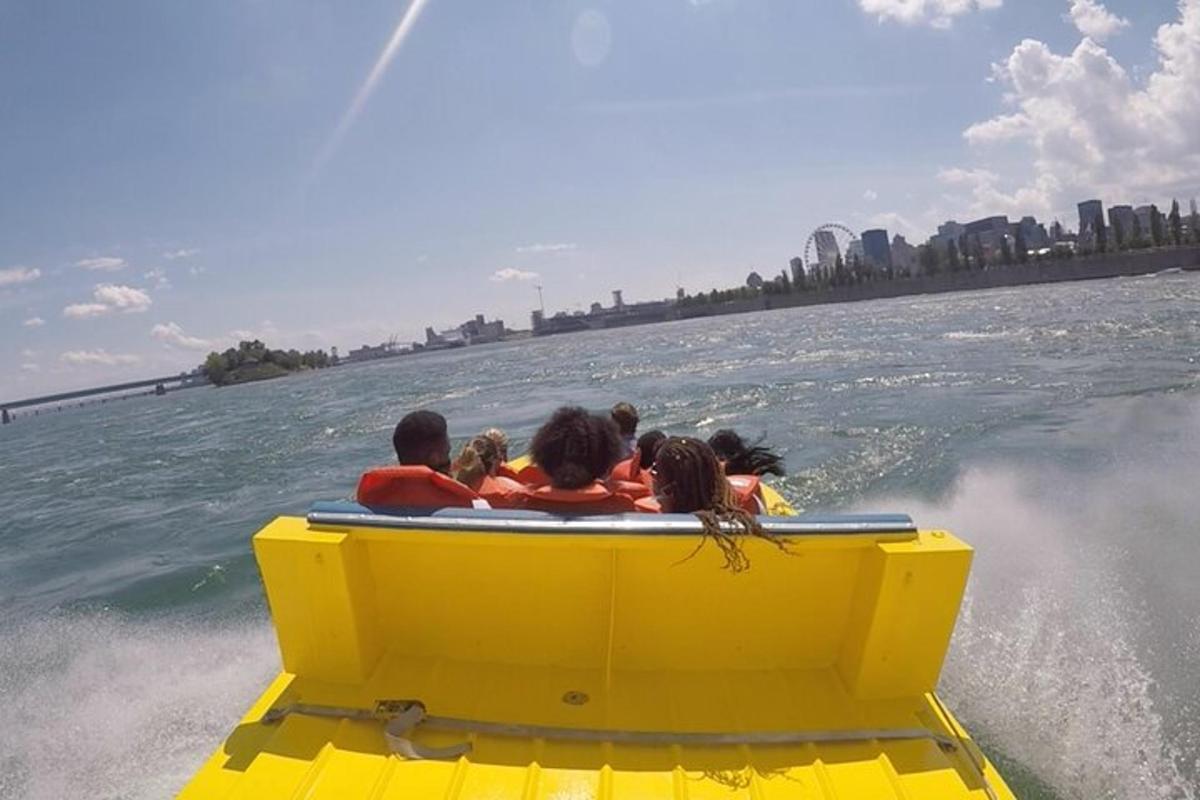 un gruppo di persone su una barca in acqua