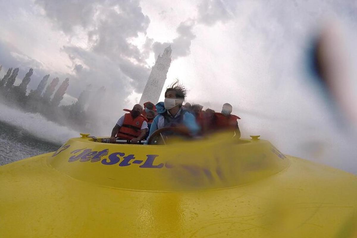 un gruppo di persone che navigano su una banana boat su un fiume
