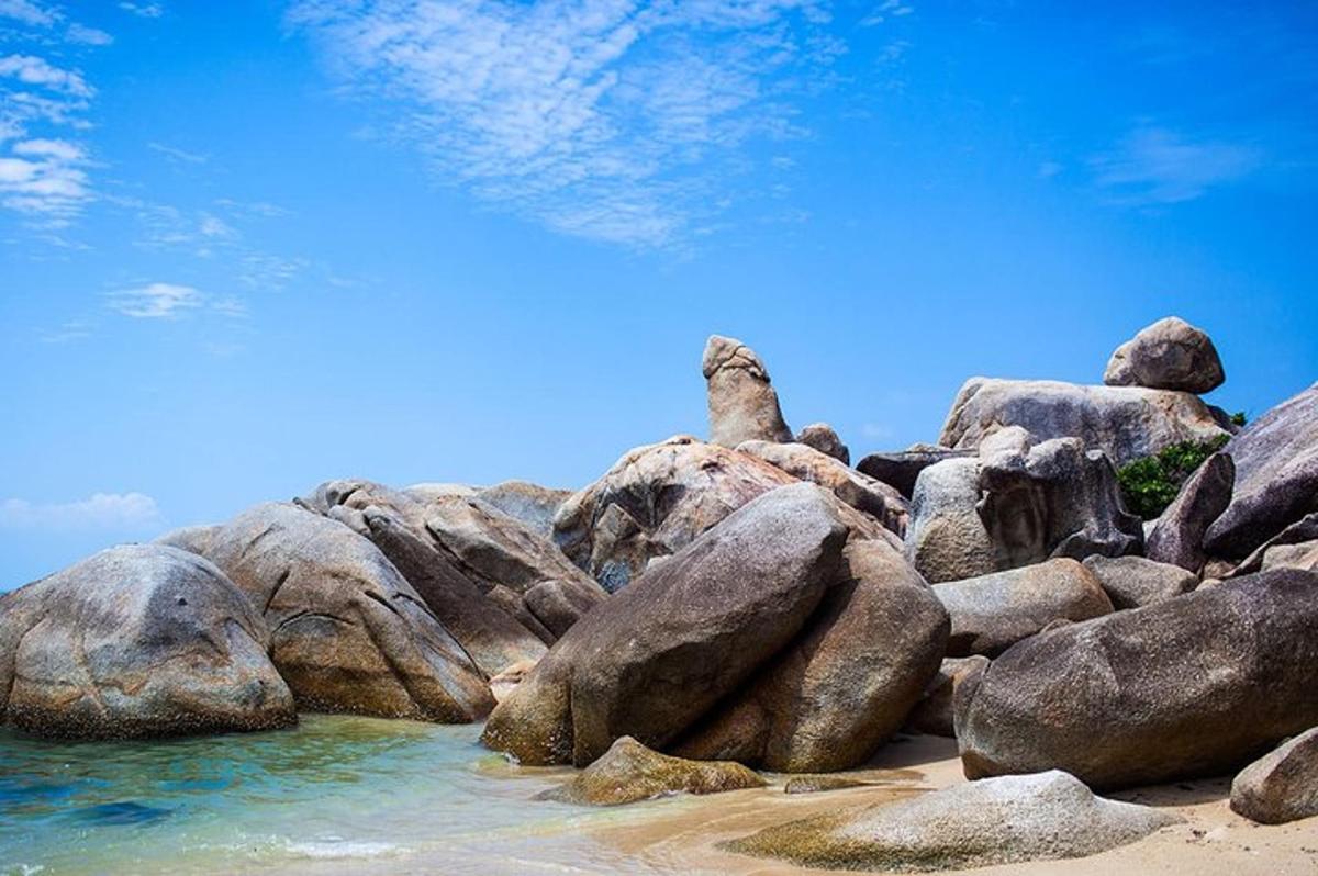 un mucchio di rocce su una spiaggia con acqua