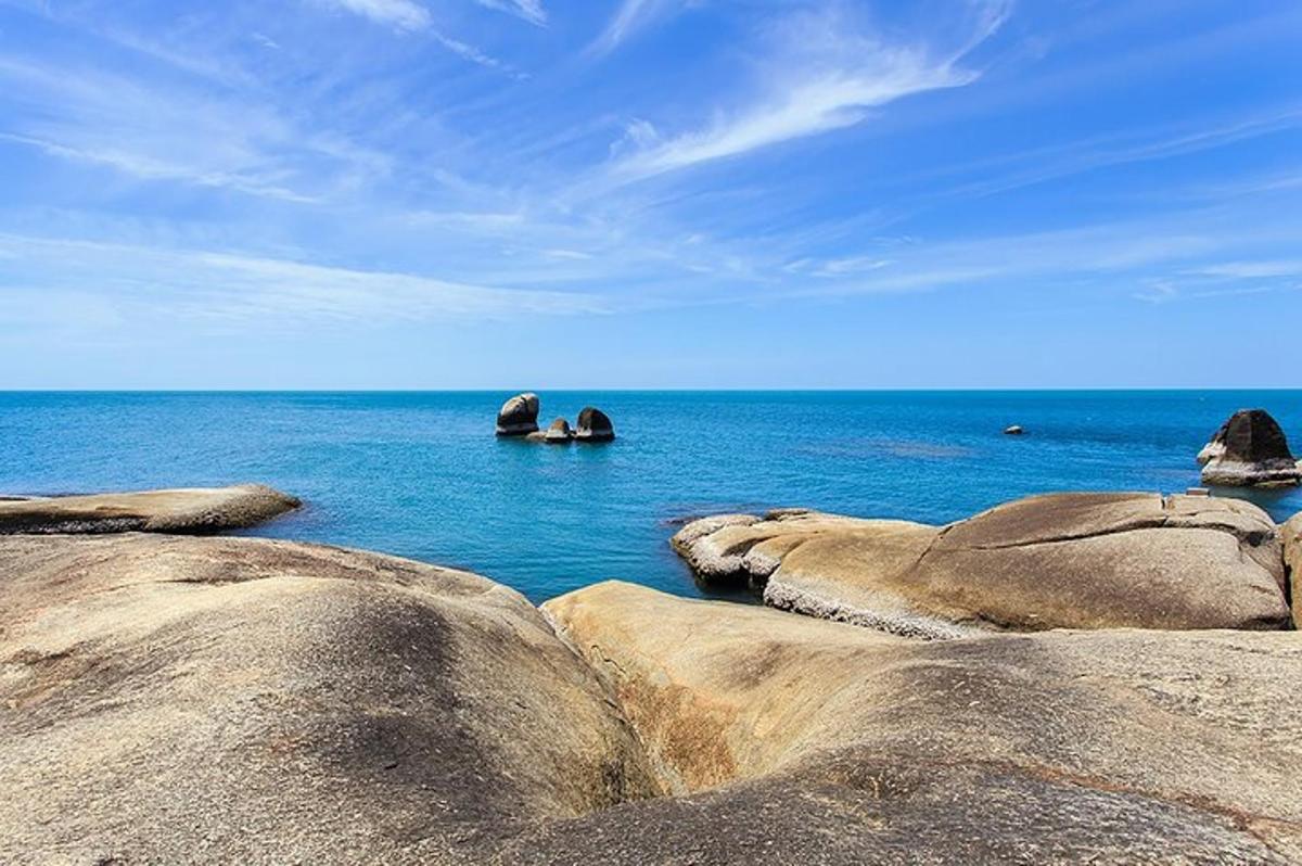 una vista dell'oceano con rocce nell'acqua