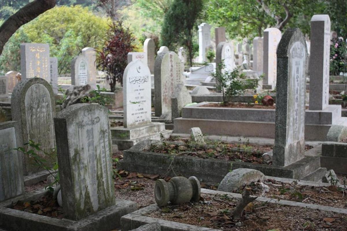 un cimitero con tombe e alberi in un campo