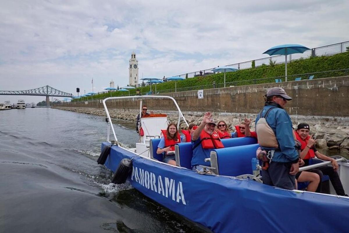 um grupo de pessoas em um barco azul na água