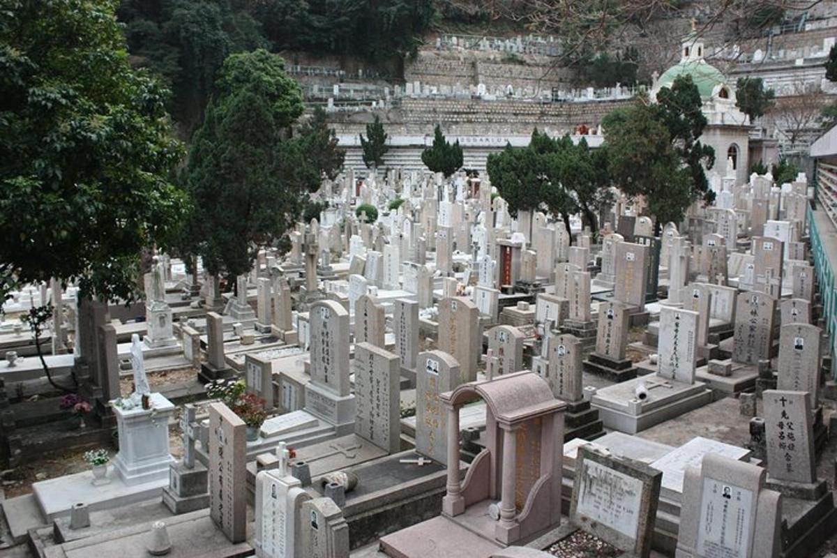 un mucchio di tombe in un cimitero