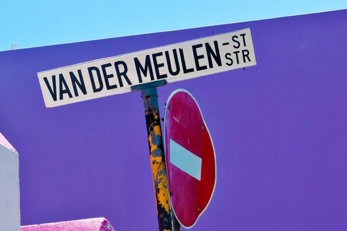 un cartello stradale per via van der meulen