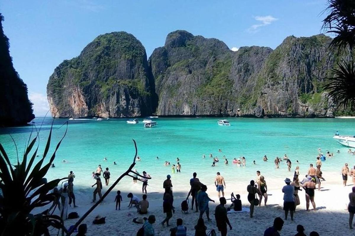sekumpulan orang di pantai di lautan