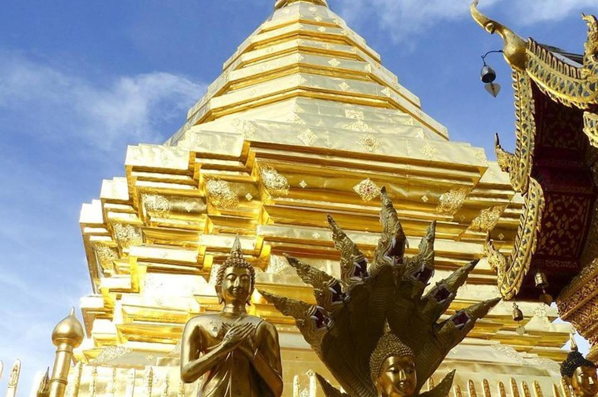 een gouden pagode met een standbeeld ervoor