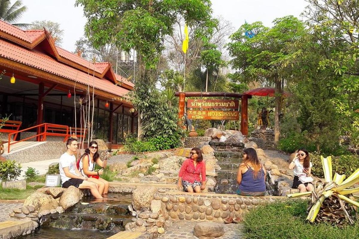 Un grupo de mujeres sentadas en los escalones de una fuente.