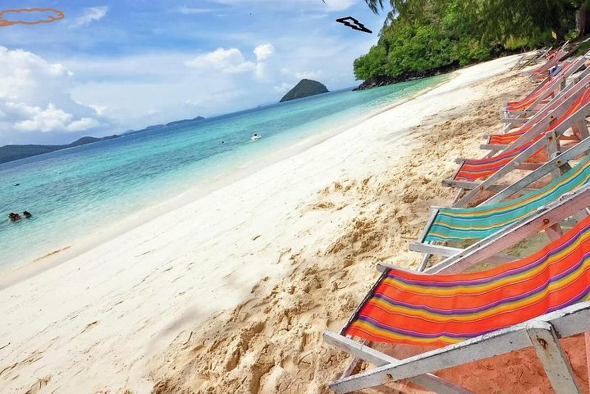 sekelompok kursi santai di pantai