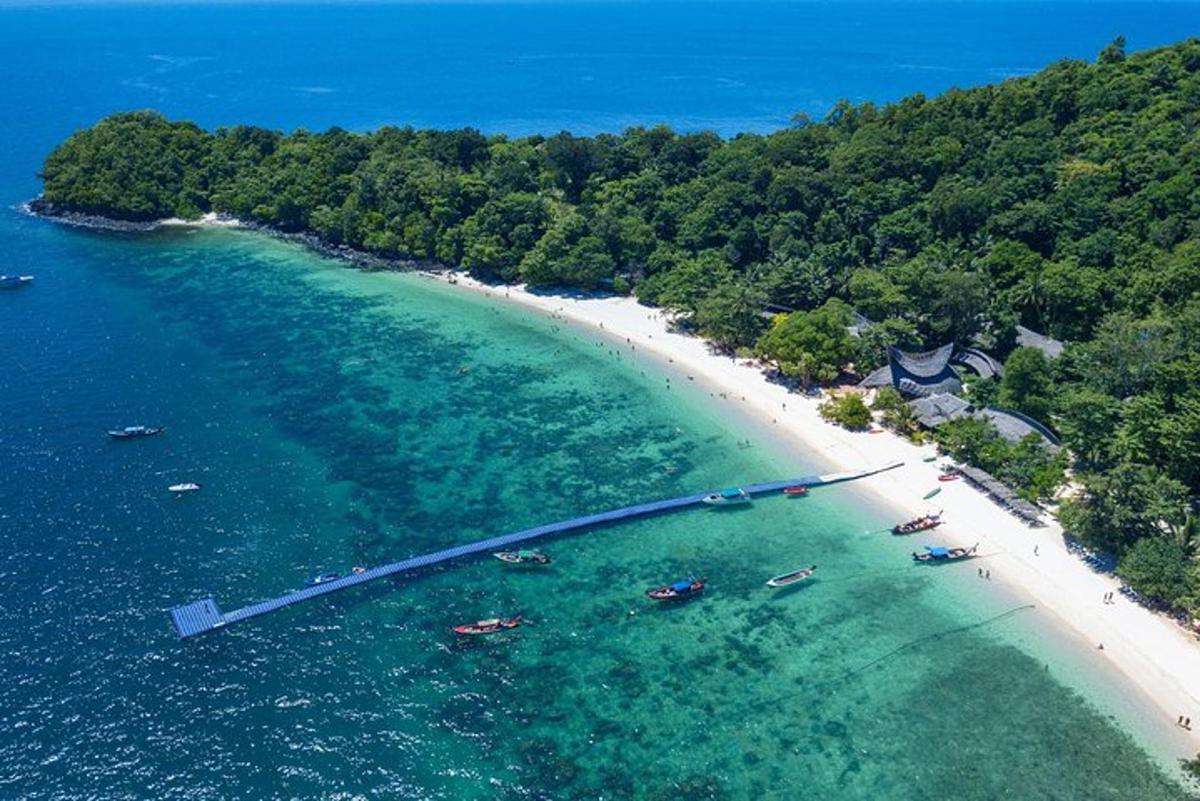 pemandangan udara pantai dengan perahu di dalam air