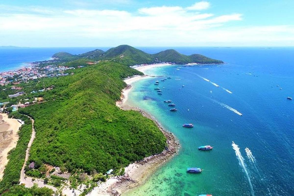 pemandangan udara pantai dengan perahu di dalam air