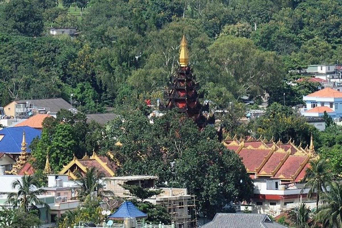 pagoda se zlatou kopulí na vrcholu města