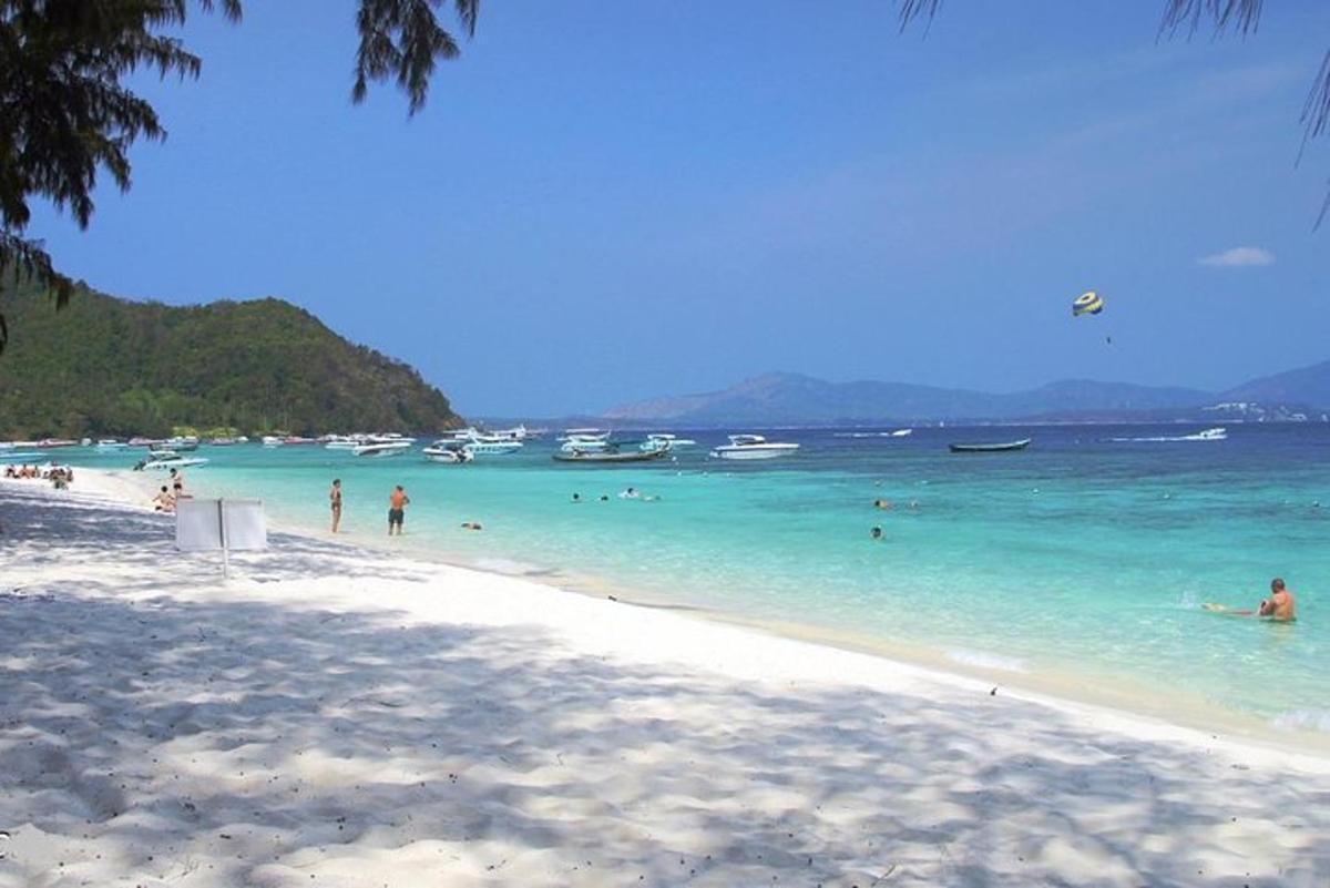 sekelompok orang di air di pantai