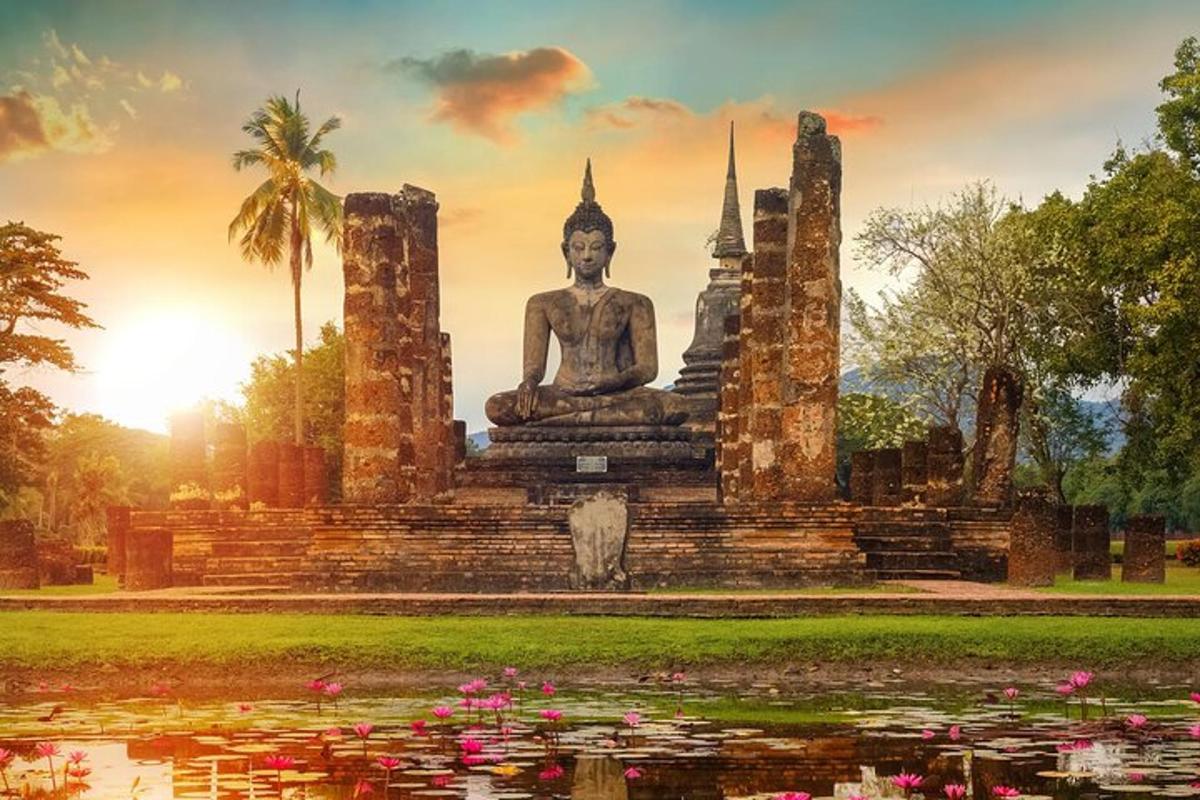 patung buddha di taman dengan kolam
