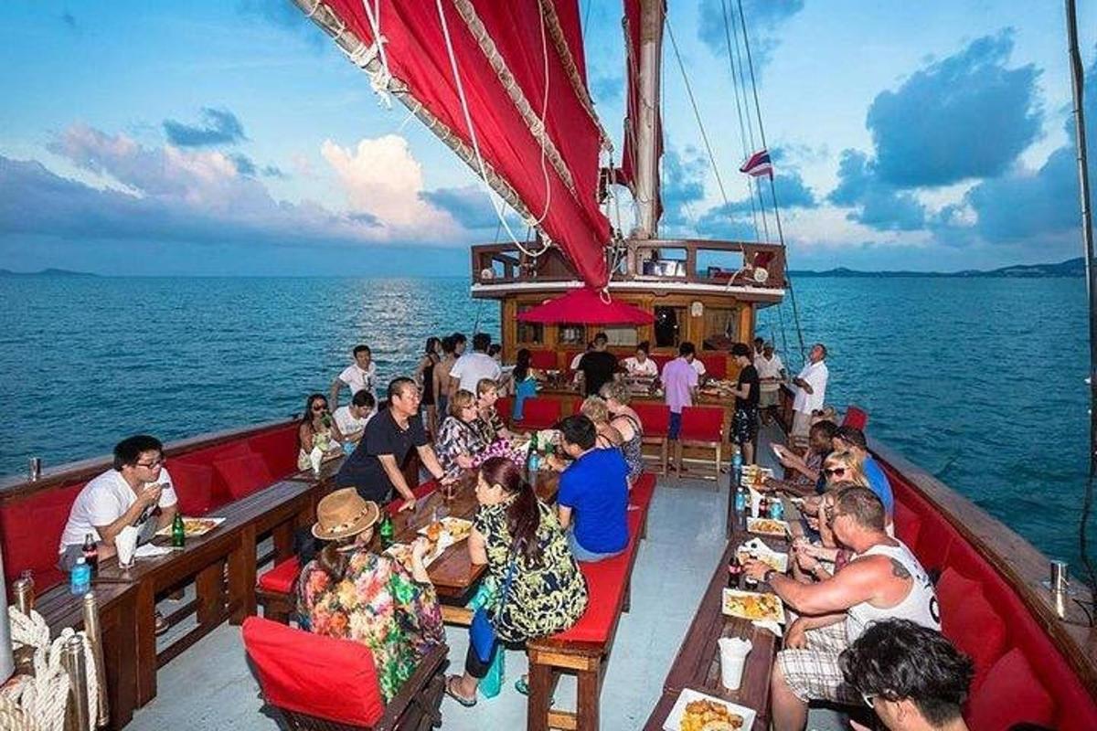 Un grupo de personas sentadas en mesas en un barco.
