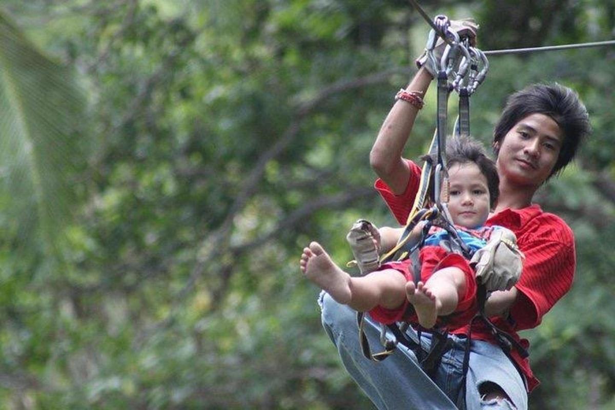 Un hombre y un niño en una tirolina
