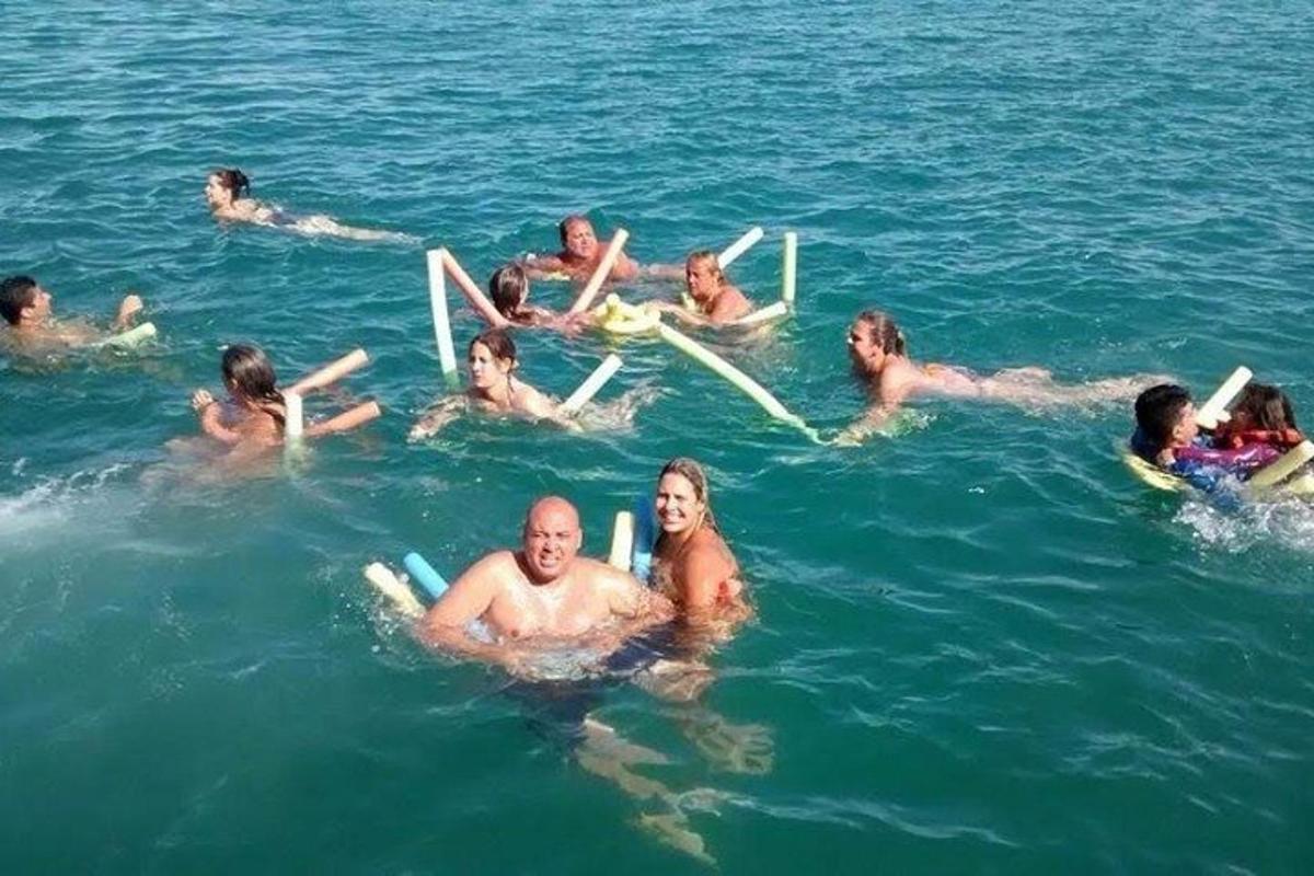 un grupo de personas nadando en el agua