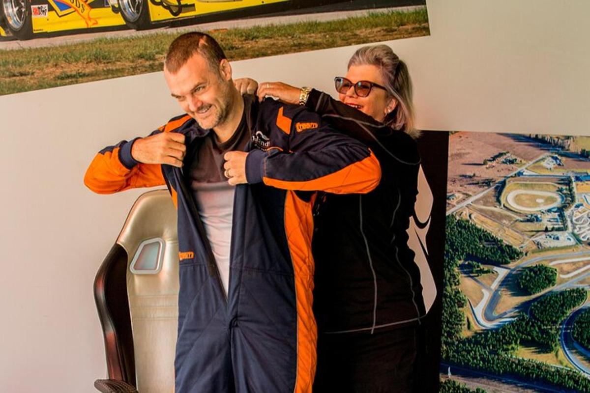 kona faðmar mann fyrir framan málverk