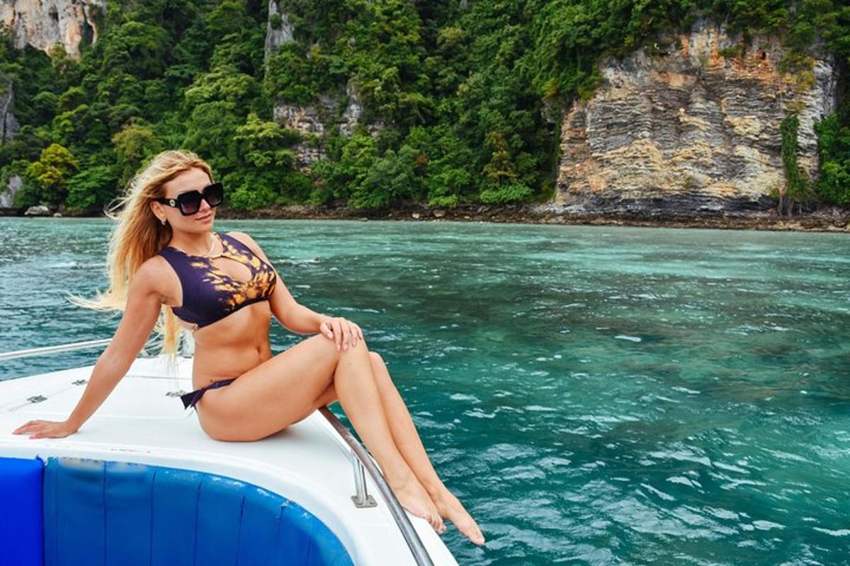 žena v bikinách sediaca na lodi vo vode