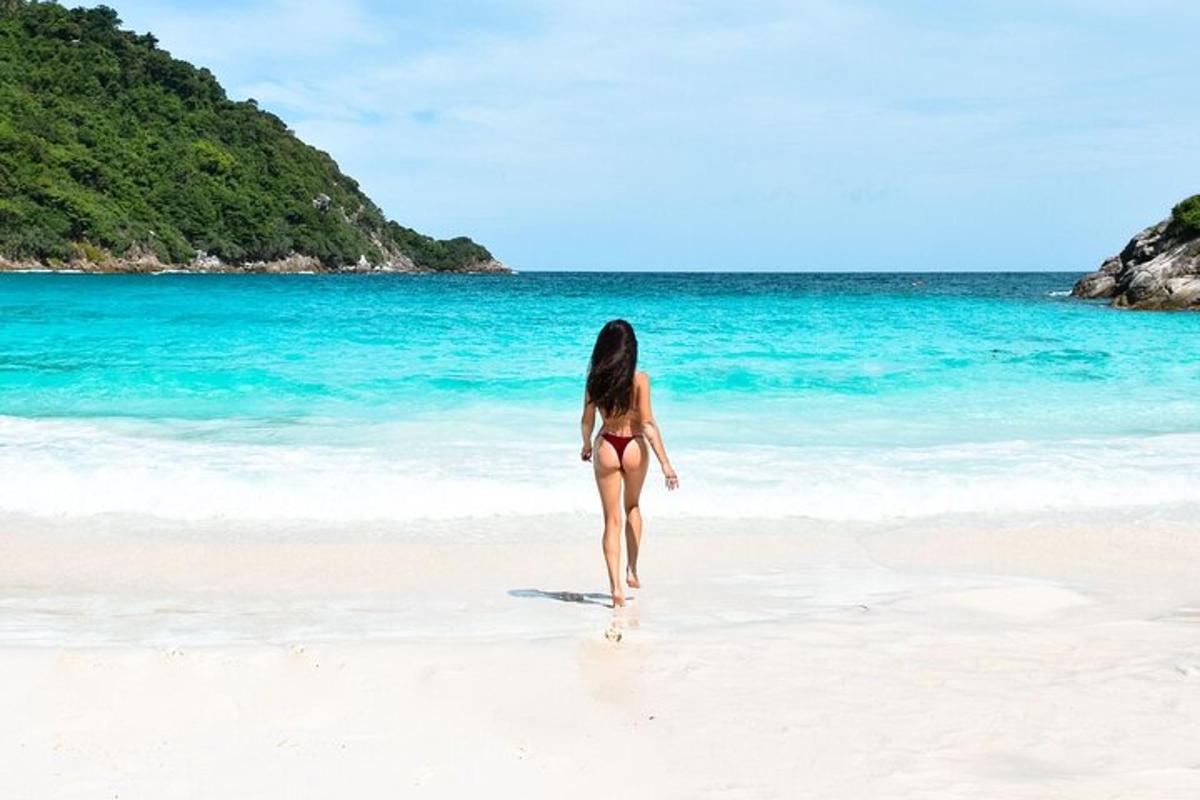 una donna in bikini che cammina su una spiaggia