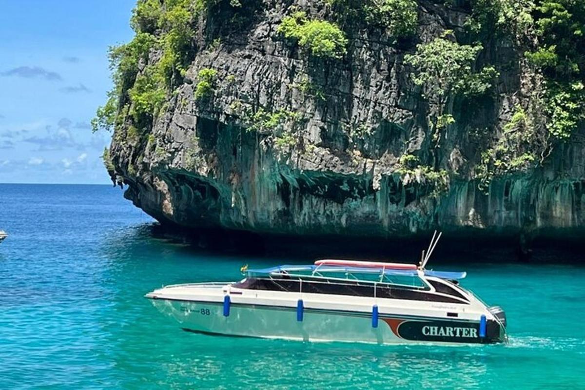 una barca in acqua accanto a una formazione rocciosa