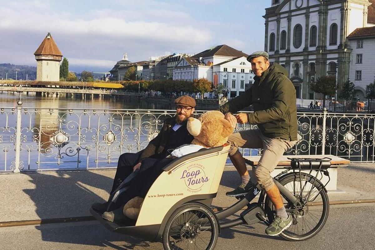 moški, ki vozi kolo z medvedkom v vozičku