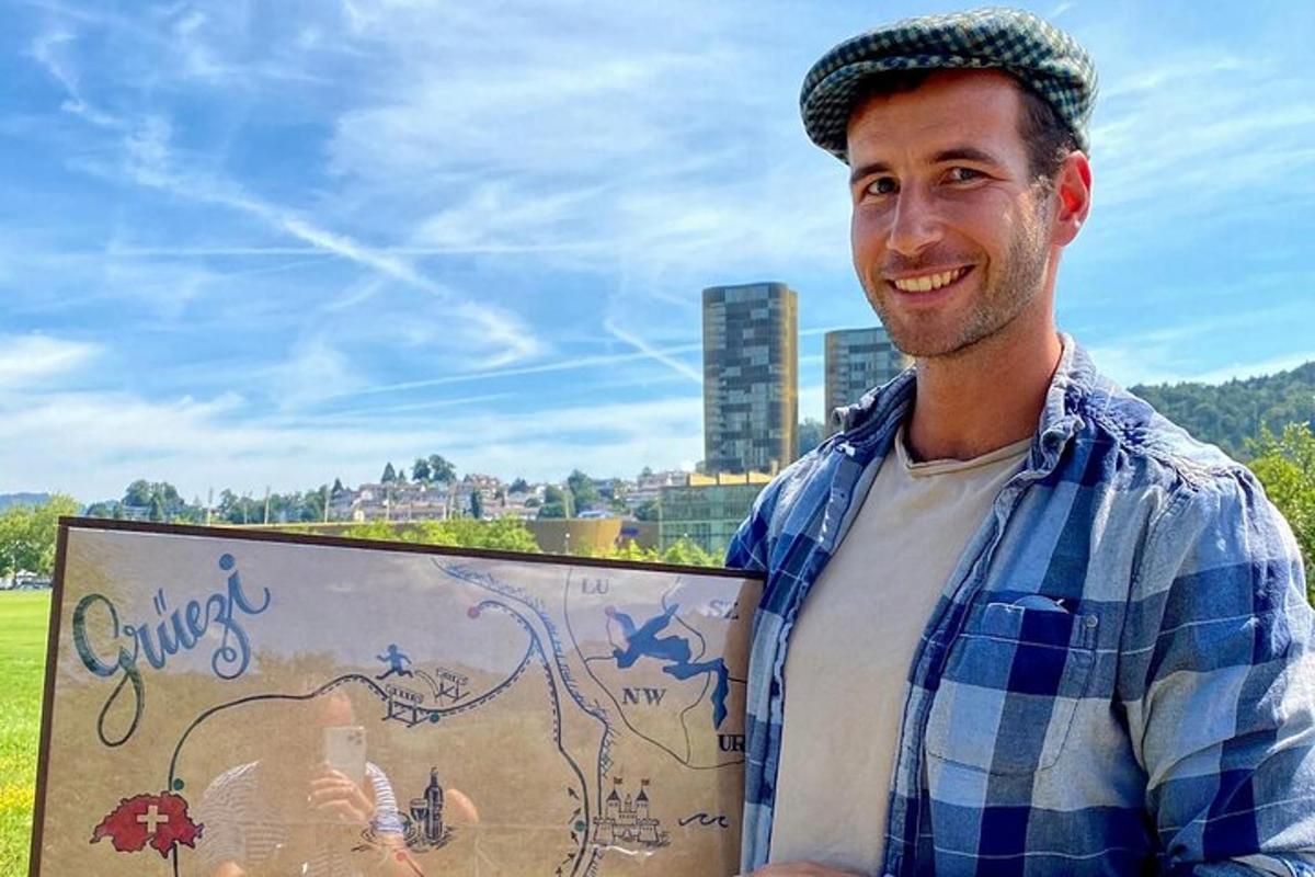 Un hombre sostiene un cartel en un campo.