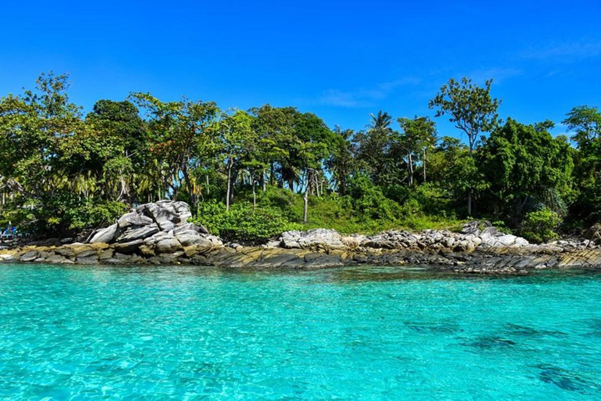 un'isola nell'oceano con acqua blu e alberi
