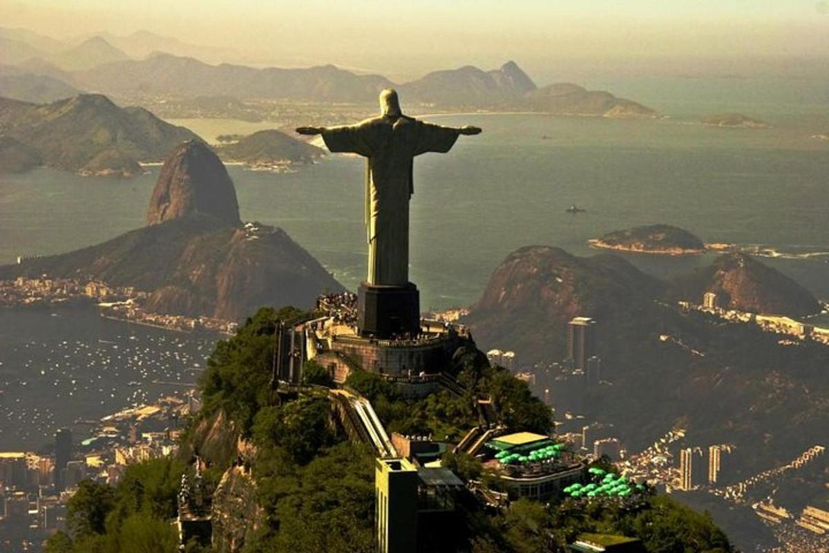 o statuie a lui Hristos Mântuitorul pe vârful unui munte