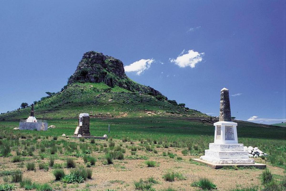 un campo erboso con una montagna sullo sfondo