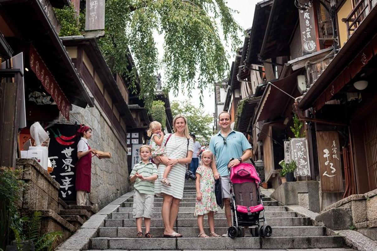 una famiglia in piedi sulle scale in un vicolo