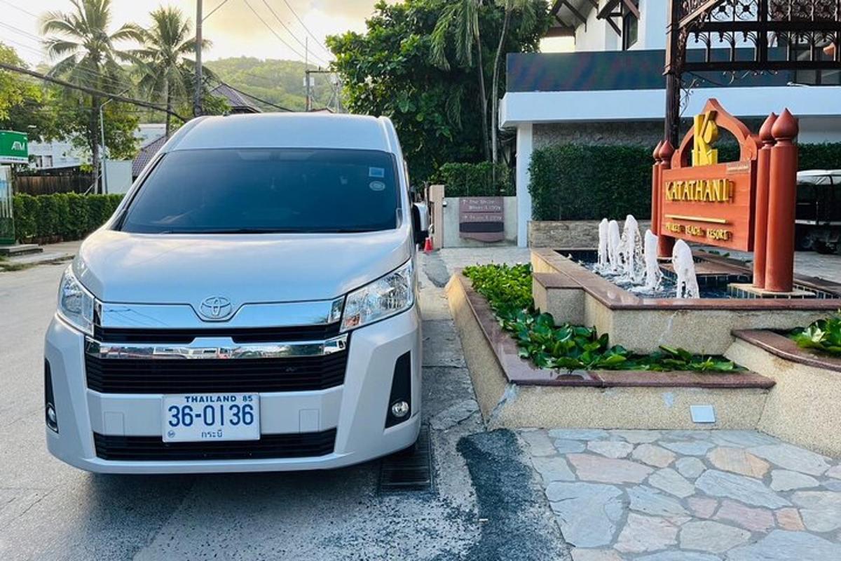 en hvit varebil parkert foran en bygning