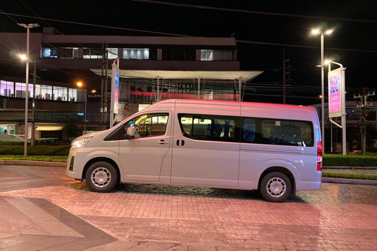 bílá dodávka zaparkovaná na parkovišti v noci