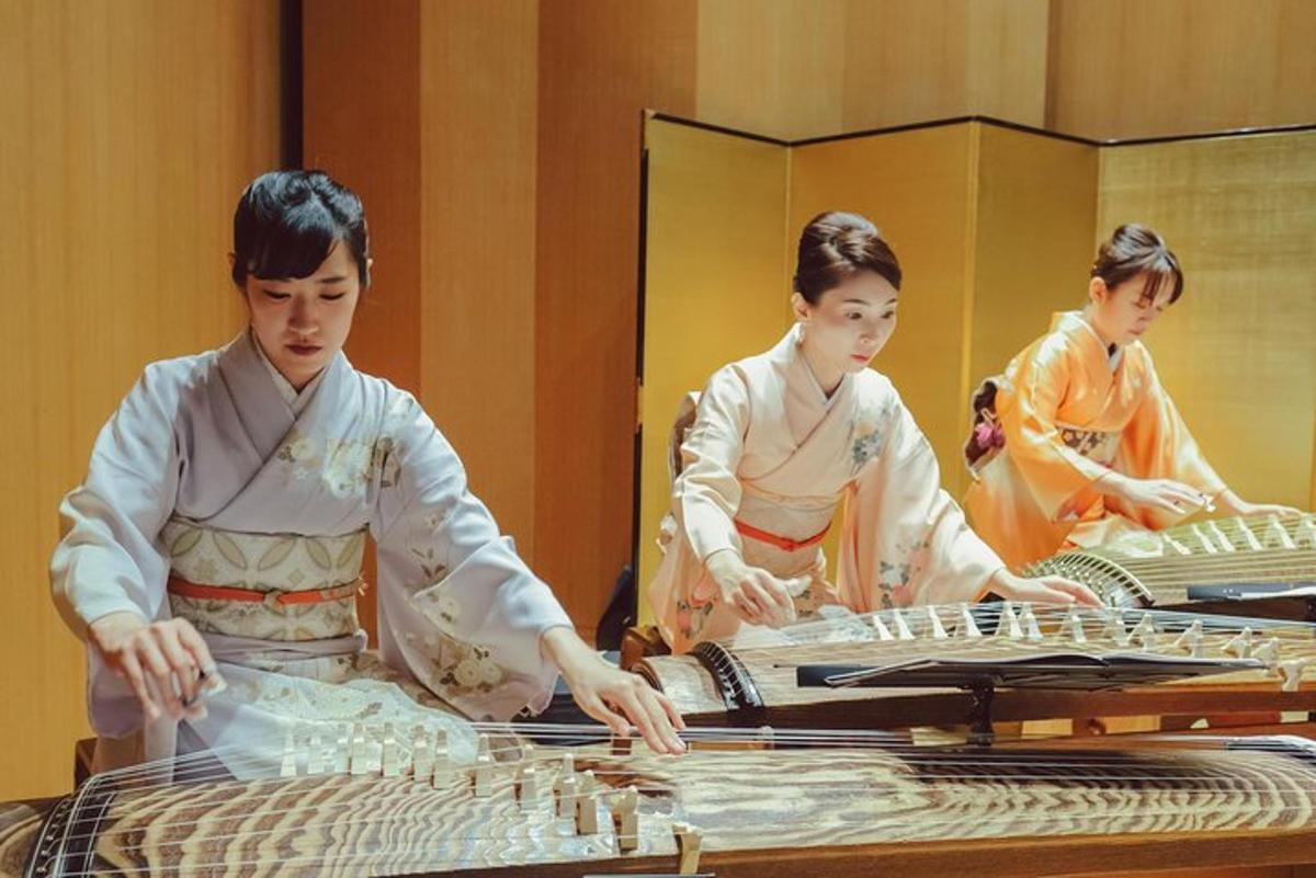 tres dones amb quimonos tocant un instrument musical